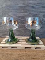 2 roemer wijn glazen  groen voetmet messing  druiven ranken, Antiek en Kunst, Antiek | Glas en Kristal, Ophalen of Verzenden