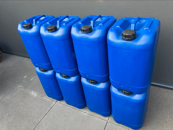 Zeer stevige Jerrycanss 25 liter, Tuin en Terras, Regentonnen, Zo goed als nieuw, Kunststof, Minder dan 75 liter, Ophalen