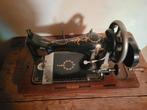 Oude naaimachine met koffer en tafel, Antiek en Kunst, Antiek | Naaimachines, Ophalen of Verzenden