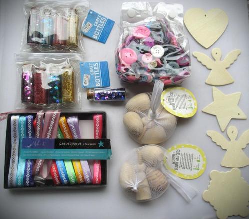 Knutselen Glitters in 8 flesjes~Knutselspullen~Knopen~Linten, Hobby en Vrije tijd, Knutselen, Zo goed als nieuw, Materiaal, Ophalen of Verzenden