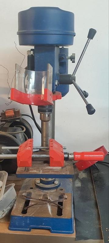 Kolomboormachine. beschikbaar voor biedingen