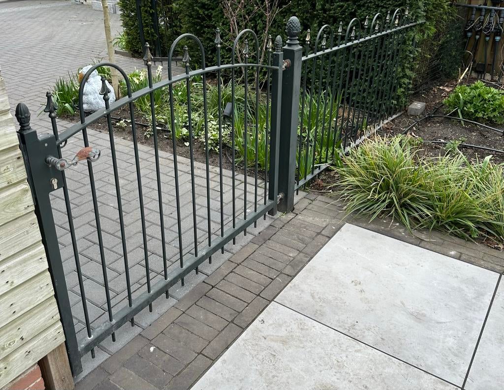 Smeedijzeren sierpoort met hekwerk - 150 cm breed, Tuin en Terras, Ophalen, Met poort, Gebruikt, Sierhekwerk