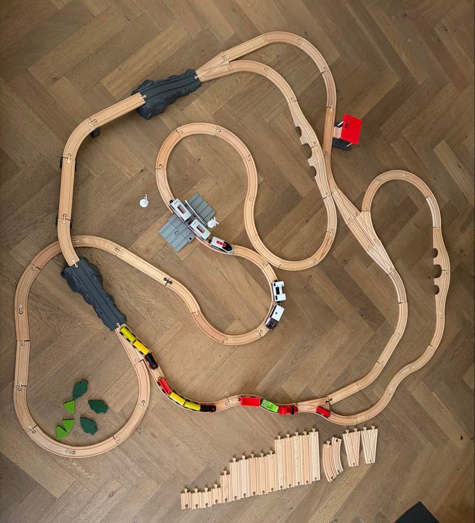 Uitgebreide houten treinbaan met 2 elektrische treinen, Ophalen, Gebruikt