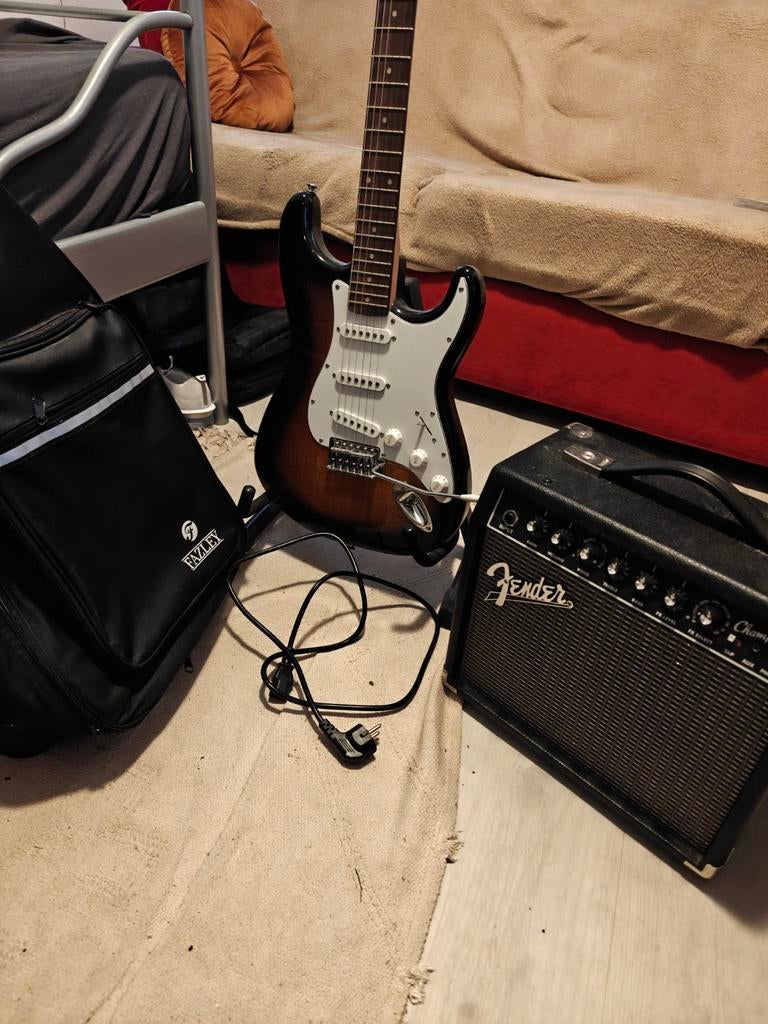 Squier Stratocaster elektrische gitaar set, Muziek en Instrumenten, Snaarinstrumenten | Gitaren | Elektrisch, Ophalen, Solid body