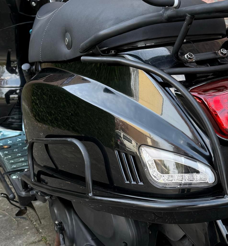 Gevraagd achterkap links China GY6 zwart glans, Ophalen of Verzenden, Zo goed als nieuw, Kap, Overige merken