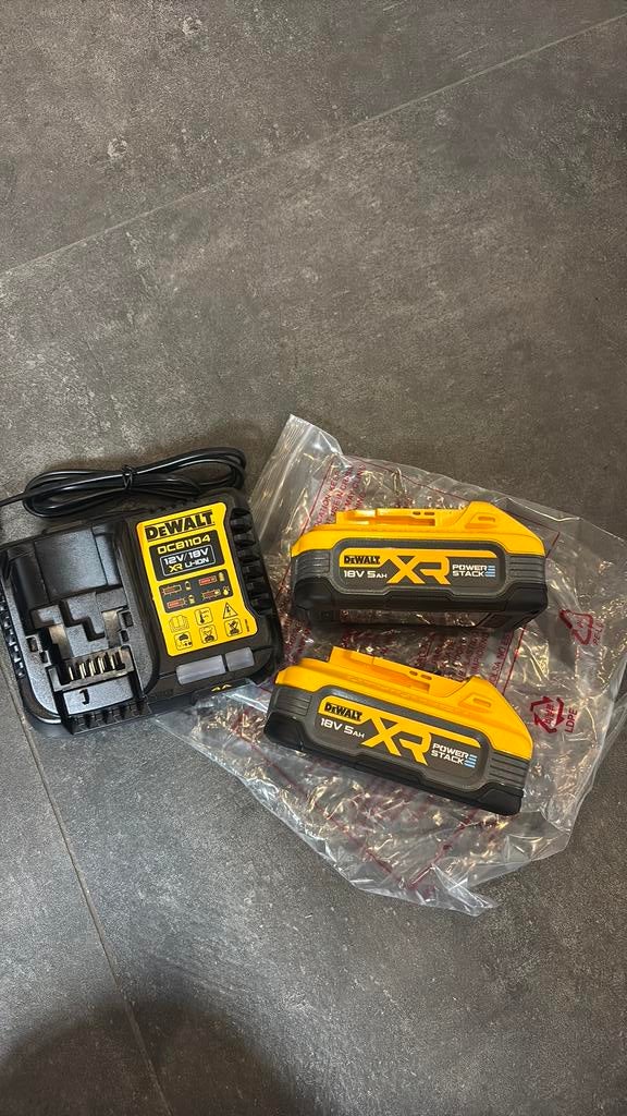 Twee Dewalt powerstack accus en lader, Doe-het-zelf en Verbouw, Gereedschap | Machine-onderdelen en Toebehoren, Ophalen of Verzenden