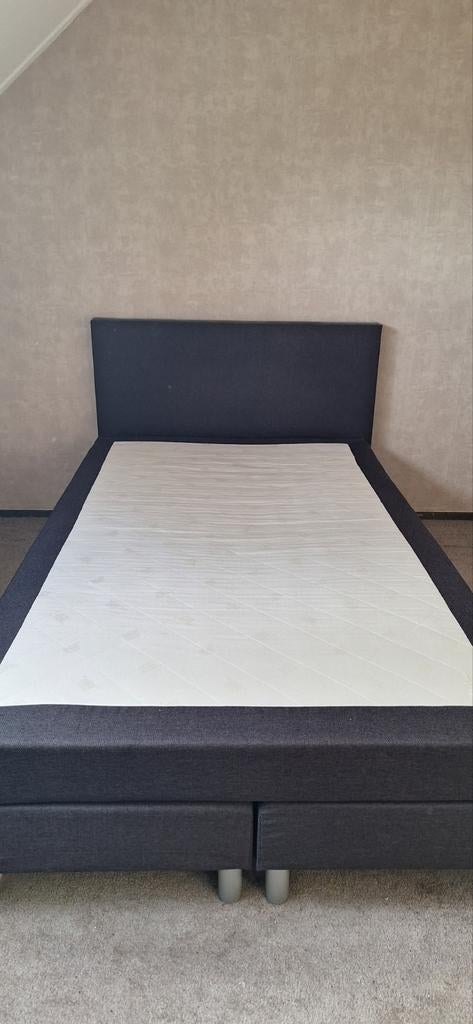 140x200 Twijfelaar bed met achterbord, poten en matras, Huis en Inrichting, Slaapkamer | Bedden, Ophalen, Twijfelaar, Hout, 140 cm