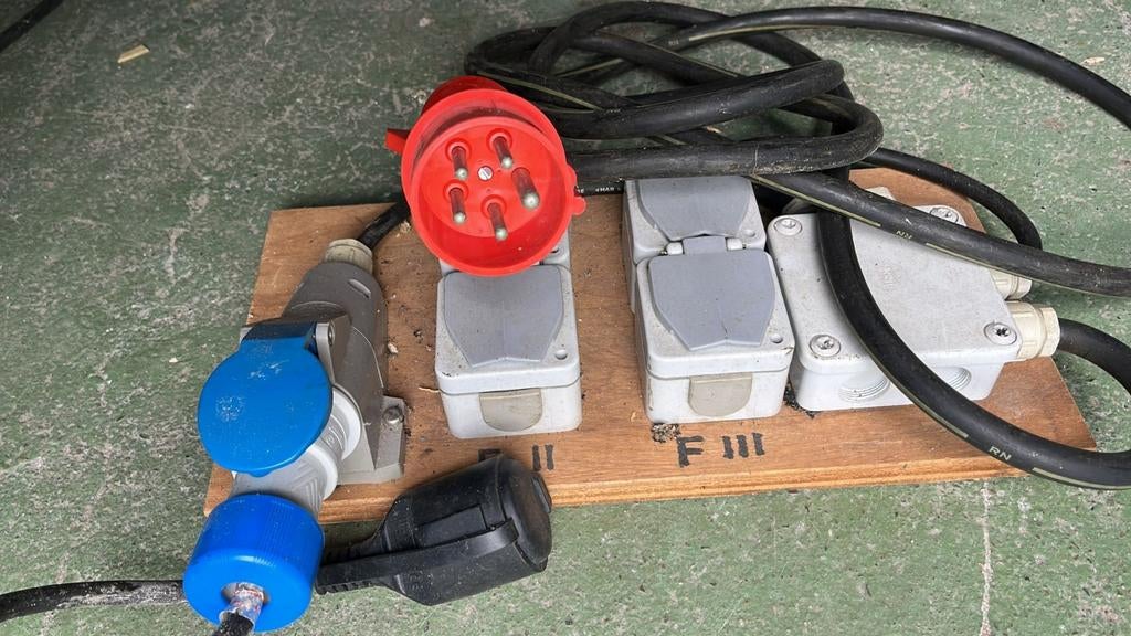 Krachtstroom naar 220 naar camping aaansluiting. 4 contacten, Ophalen of Verzenden, Gebruikt, Kabel of Snoer