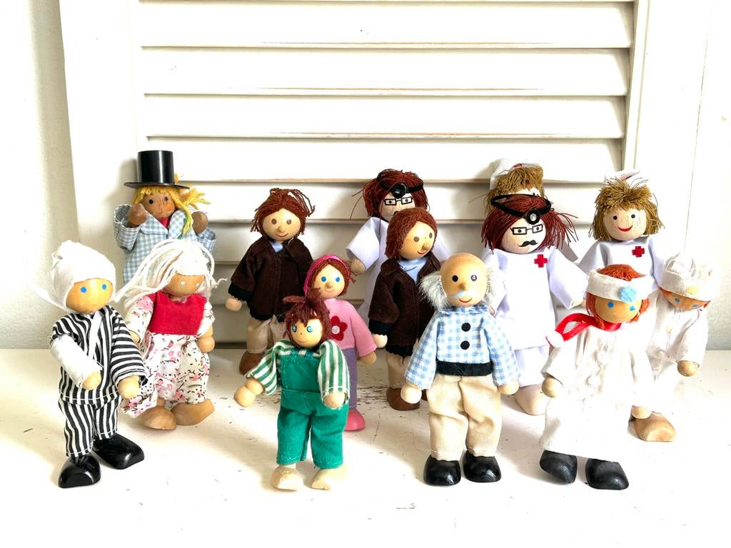 Veertien poppenhuis popjes hout en textiel, Ophalen, Zo goed als nieuw, Poppenhuis