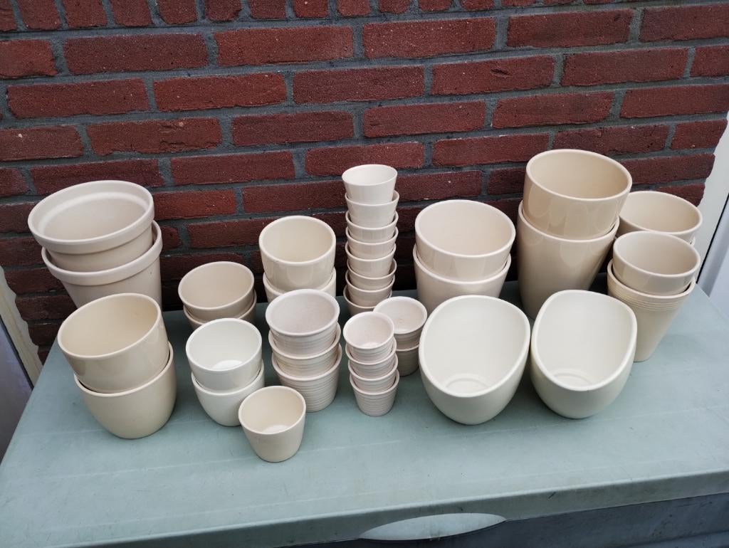 38  geglazuurde ivoorkleurige bloempotten, in 1 koop, Tuin en Terras, Bloempotten, Gebruikt, Rond, Binnen, Minder dan 40 cm