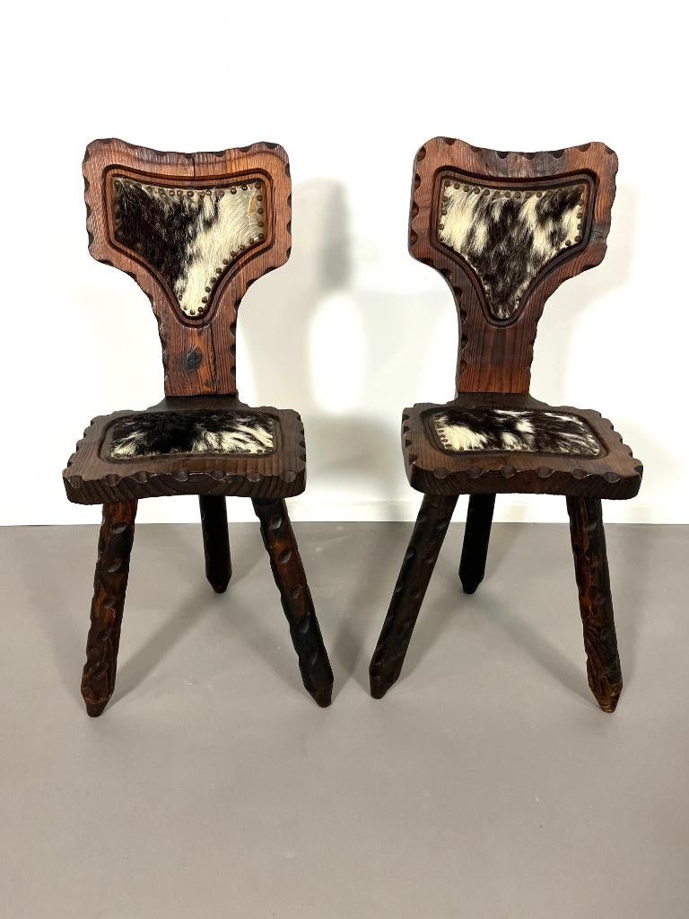 brutalistische Spaanse driepoot stoeltjes uit de jaren 60, Huis en Inrichting, Stoelen, Ophalen of Verzenden, Gebruikt, Bruin