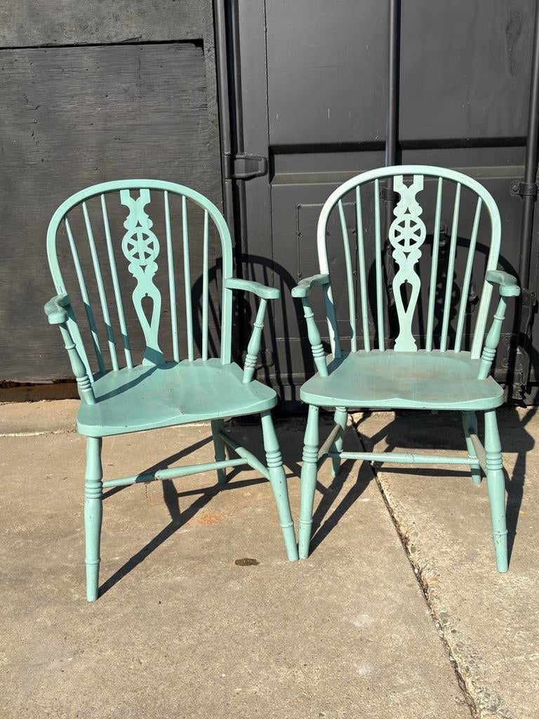Twee antieke stoelen, groen geverfd, Ophalen