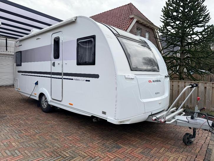Adria Adora 512 UP, Caravans en Kamperen, Caravans, Particulier, tot en met 4, 1250 - 1500 kg, Rondzit, Adria, Frans bed, Omvormbare zithoek