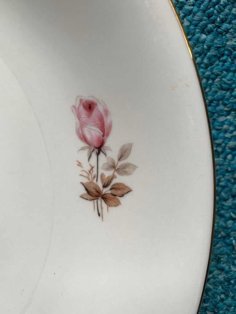 Monopoli Decoratieve porseleinen schaal met rozenmotief 28cm, Gebruikt, Ophalen of Verzenden, Schaal of Schalen, Overige stijlen