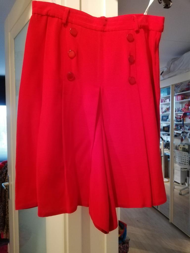 Rode broekrok, Kleding | Dames, Maat 38/40 (M), Nieuw, Ophalen of Verzenden, Boven de knie