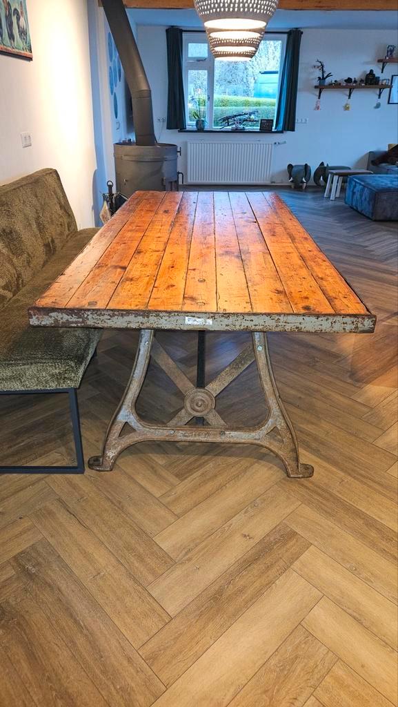 Unieke Handgemaakte Industriële Tafel - Eyecatcher!, Huis en Inrichting, Tafels | Eettafels, Gebruikt, 100 tot 150 cm, 200 cm of meer