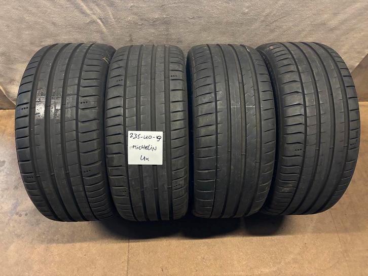 Diverse sets 235-40-19 2 of 4 Stuks A-Merken Zomerbanden, Auto-onderdelen, Banden en Velgen, Band(en), Zomerbanden, 19 inch, 235 mm