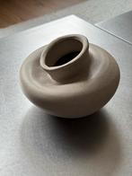 Moderne decoratieve vaas, aardewerk, grijsbeige, Overige kleuren, Aardewerk of Porselein, Ophalen of Verzenden, Zo goed als nieuw