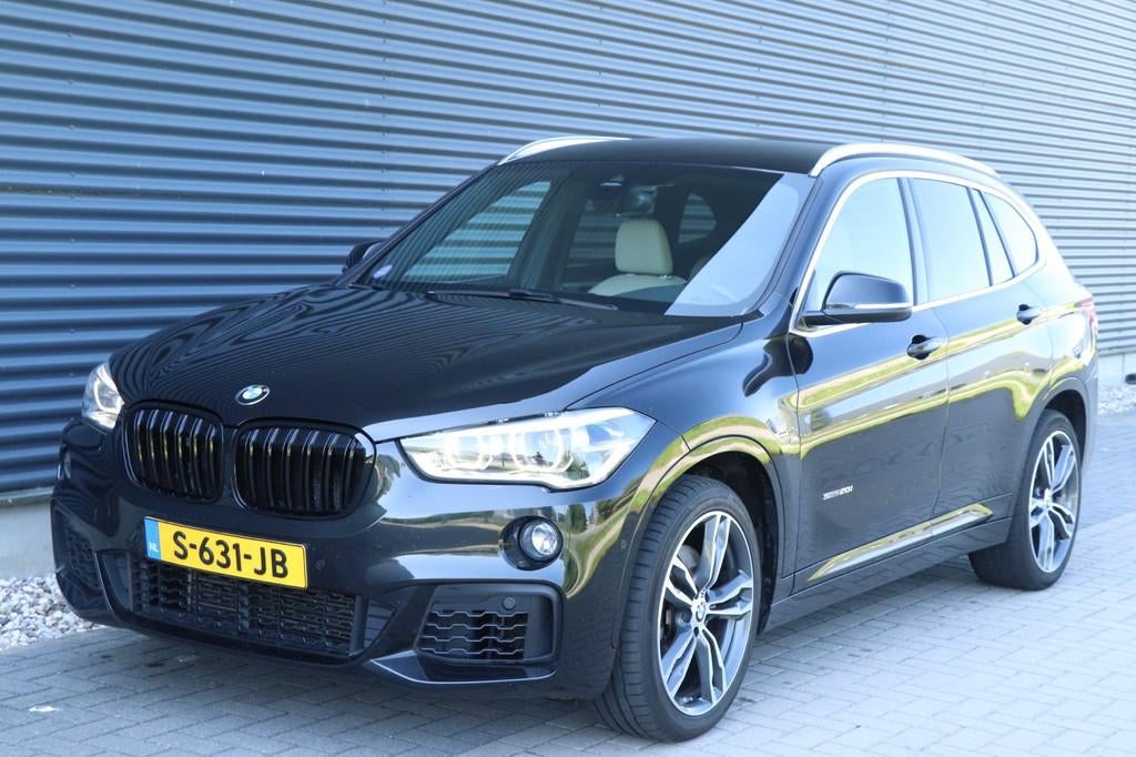 BMW X1 SDrive20i High Executive | M-Pakket, Auto's, BMW, 1998 cc, Euro 6, Leder en Stof, Zwart