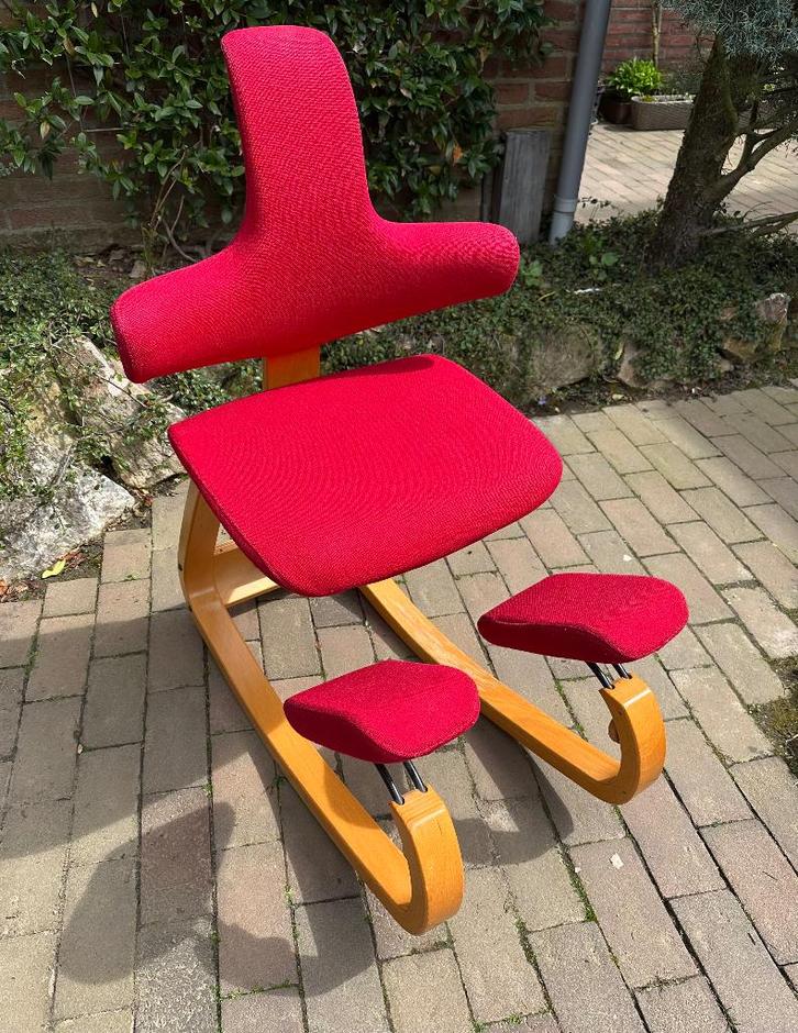 Stokke Varier Thatsit Balansstoel, Huis en Inrichting, Stoelen, Zo goed als nieuw, Eén, Hout, Stof, Rood, Ophalen