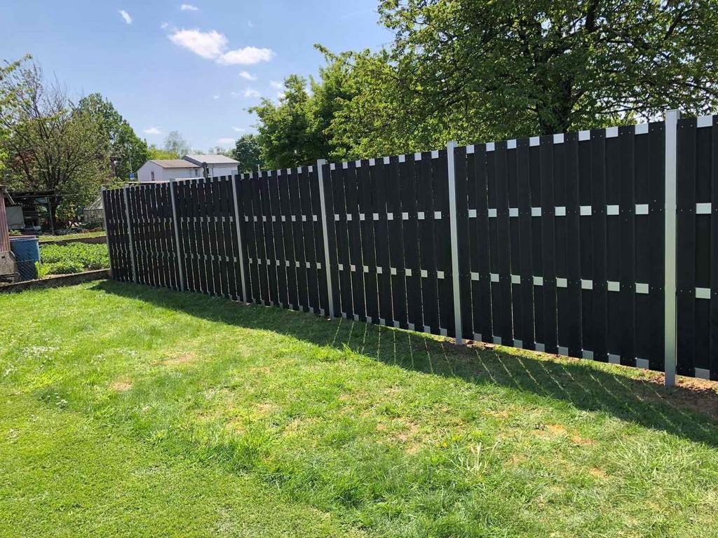 Zwarte schutting met poort, Tuin en Terras, Schuttingen, Kunststof, 6 meter of meer, Ophalen of Verzenden, 1 tot 2 meter