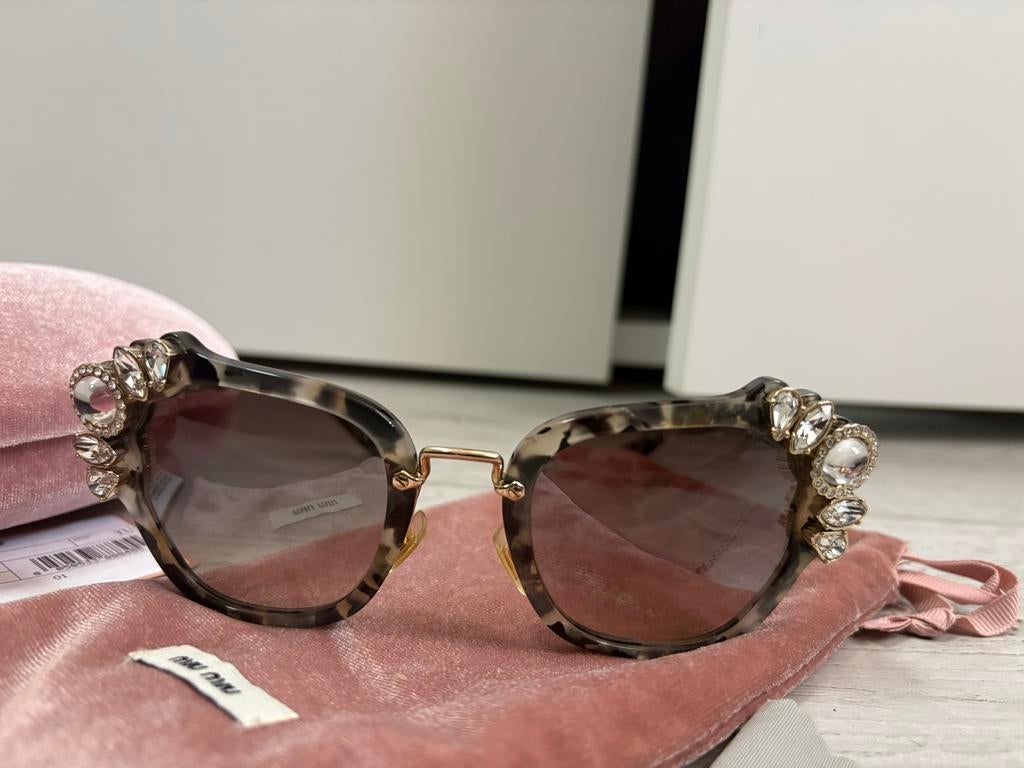 Miu Miu Zonnebril met Kristallen - Zo Goed als Nieuw, Sieraden, Tassen en Uiterlijk, Zonnebrillen en Brillen | Dames, Overige merken