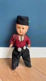 Oude pop met klederdracht, Ophalen of Verzenden, Gebruikt, Pop