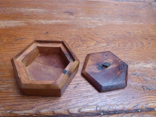 Mooi vormgegeven houten doosje, Thuya, Ophalen of Verzenden