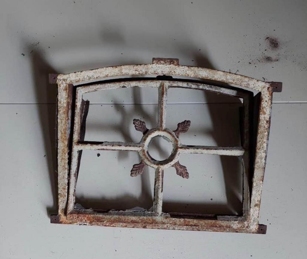 Authentiek gietijzeren stalraam met decoratieve spijlen, Ophalen