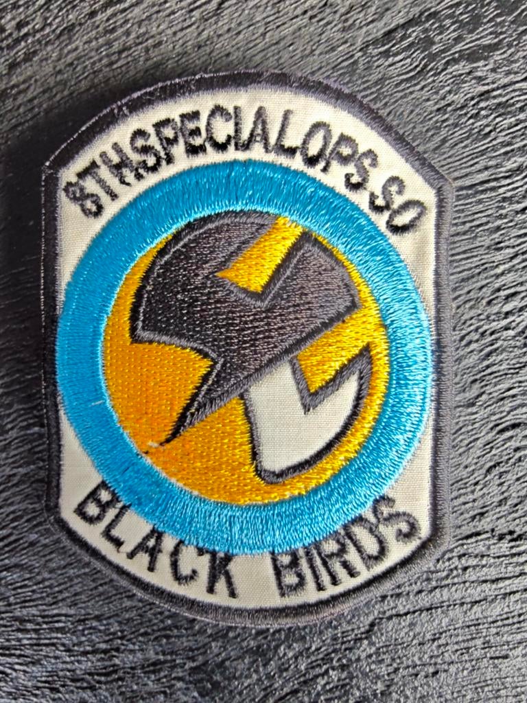BLACK BIRDS - Patch - USAF 8th SOS - Cessna 0-2 Skymaster -, Ophalen of Verzenden, Landmacht, Amerika, Embleem of Badge