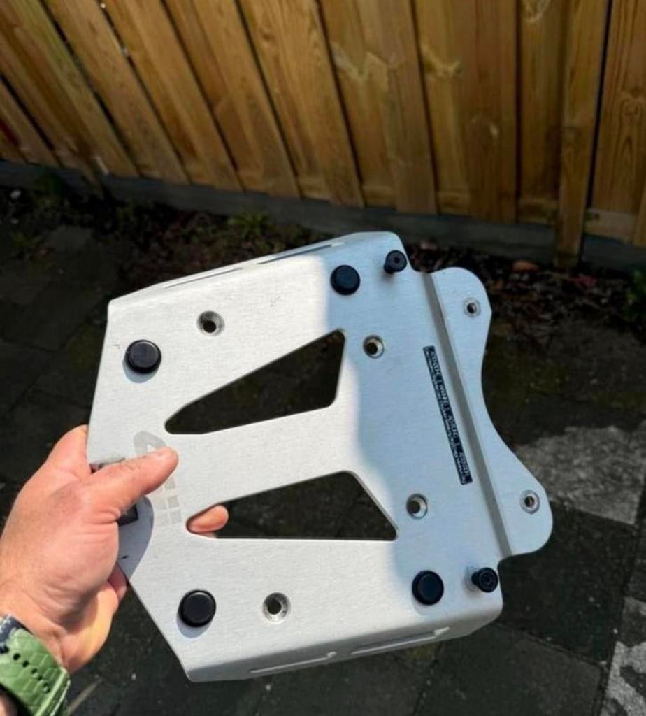 GIVI SRA7703 MONOKEY REAR RACK ALUMINUM BEVESTEGING PLATE, Ophalen of Verzenden, Zo goed als nieuw