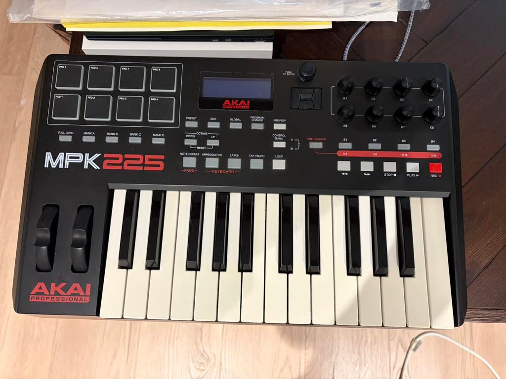 Akai MPK225 MIDI Controller – Goede staat (pads, knobs), Ophalen, Zo goed als nieuw
