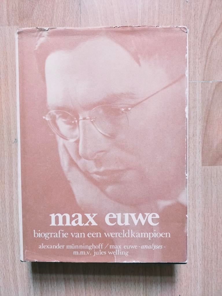 Max Euwe; biografie van een wereldkampioen (1976) stofomslag, Ophalen of Verzenden, Gelezen, Denksport