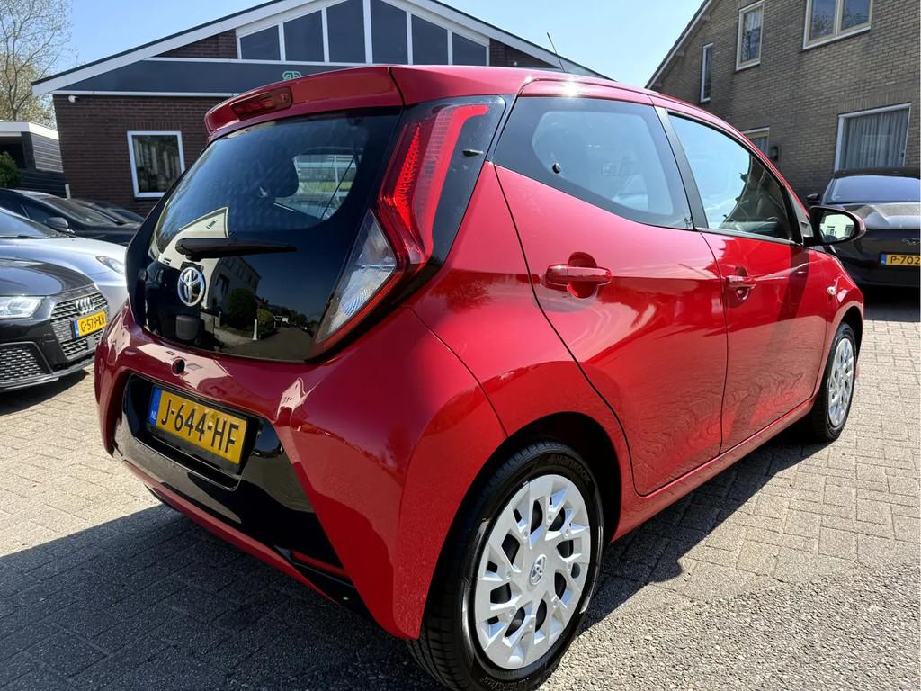 Toyota Aygo 1.0 VVT-i x-play € 13.450,00, Automaat, Stof, Gebruikt, LED verlichting