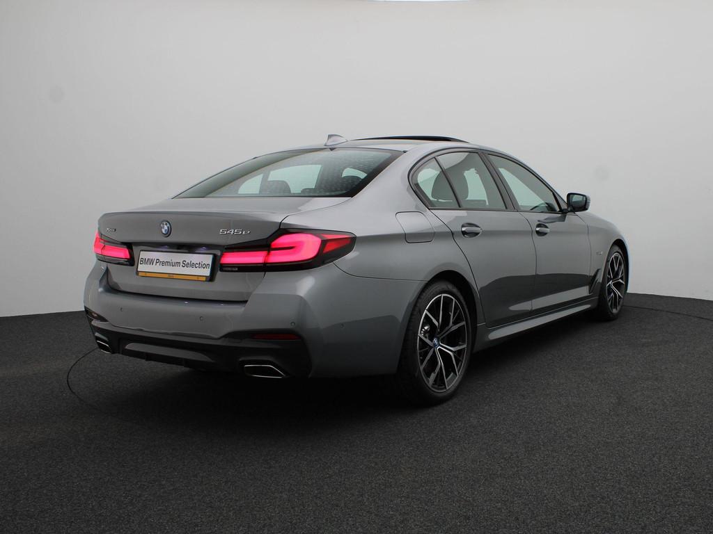 BMW 5 Serie Sedan 545e xDrive M Sportpakket | Trekhaak | Sch, Auto's, BMW, Stof, Gebruikt, 394 pk, Bedrijf
