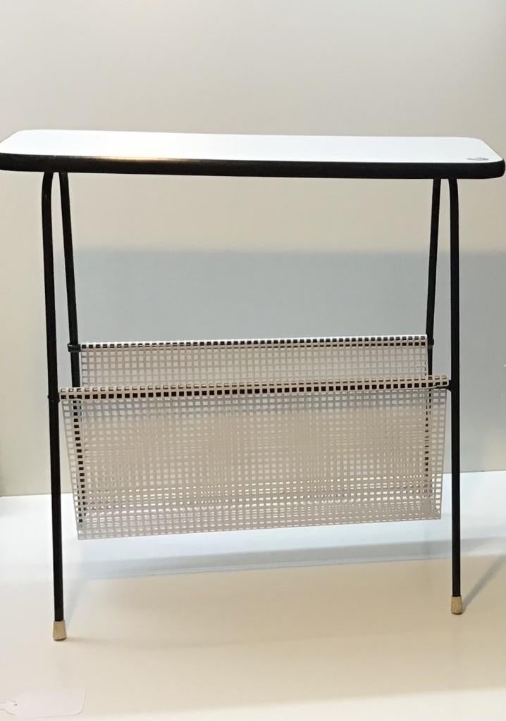 Vintage lectuurtafel, met geperforeerd rek, Huis en Inrichting, Woonaccessoires | Krantenbakken en Lectuurbakken, Ophalen of Verzenden