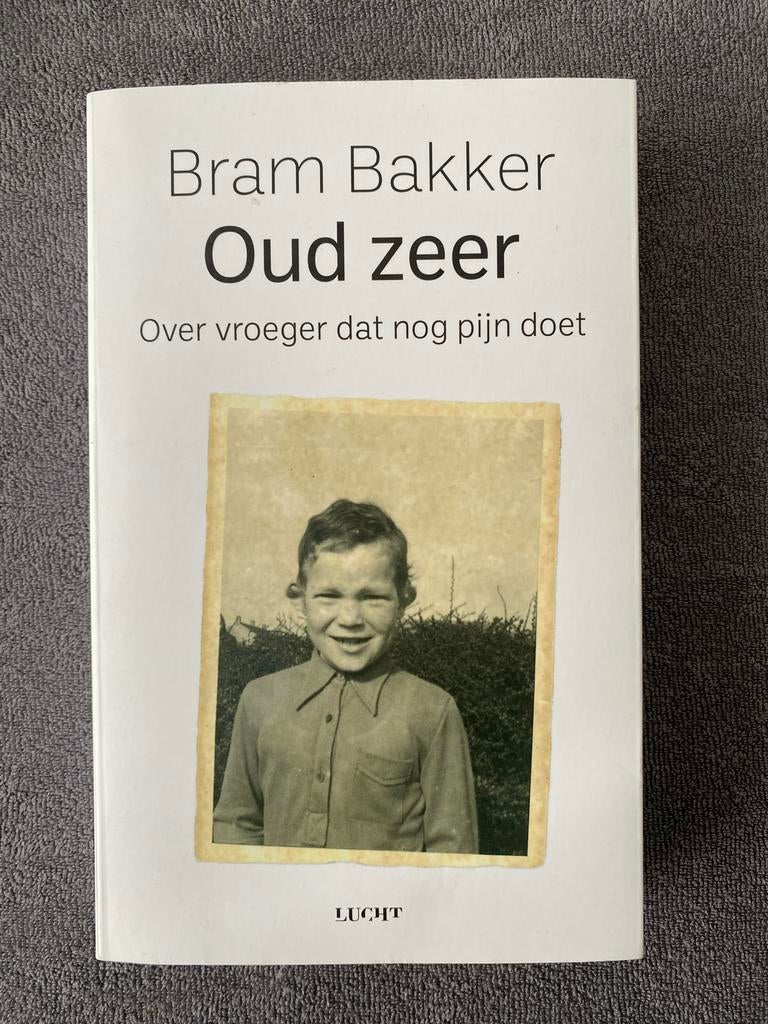 Bram Bakker - Oud zeer: Over vroeger dat nog pijn doet, Boeken, Overige Boeken, Zo goed als nieuw, Ophalen of Verzenden