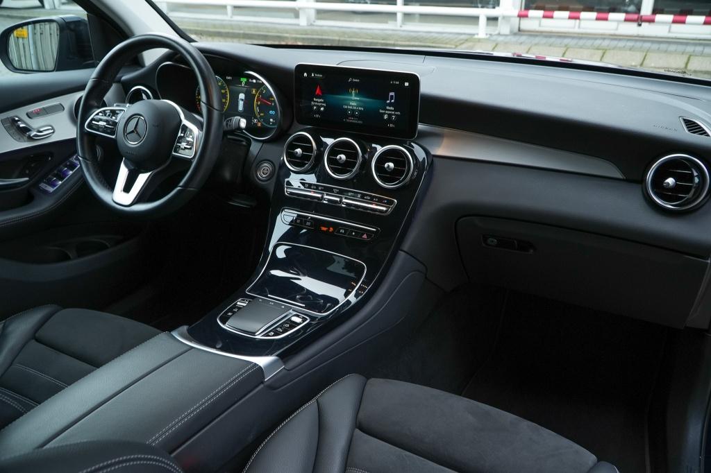 Mercedes-Benz GLC 300e 4MATIC AMG I Pano I Trekhaak I, Auto's, Automaat, Gebruikt, Zwart, Hybride Elektrisch/Benzine