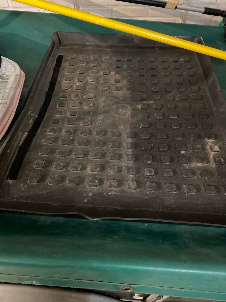 Rubberen kofferbakmat Mercedes B-klasse (goede staat), Ophalen, Gebruikt