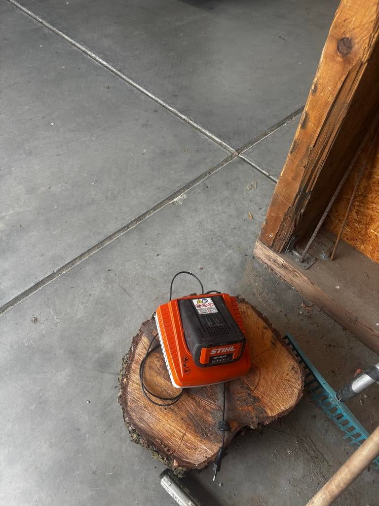 Stihl AP 200 accu met lader, Ophalen of Verzenden, Gebruikt, 20 tot 25 cm