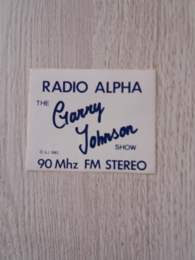 sticker RADIO ALPHA the Garry Johnson show 90 Mhz FM Stereo, Ophalen of Verzenden, Zo goed als nieuw, Film, Tv of Omroep