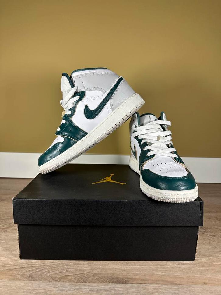 Nike Air Jordan 1 Mid - Groen/Wit/Grijs Maat 38,5, Kleding | Dames, Schoenen, Zo goed als nieuw, Sneakers of Gympen, Groen, Ophalen of Verzenden