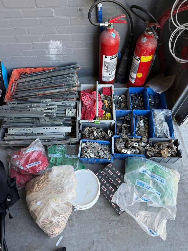 Diverse verzameling meubelbeslag en accessoires, Ophalen
