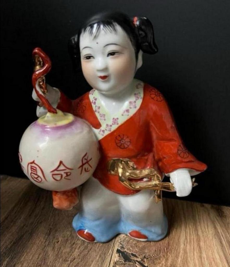 Charmant Chinees porseleinen beeldje van een meisje, Verzamelen, Beelden en Beeldjes, Ophalen of Verzenden, Zo goed als nieuw