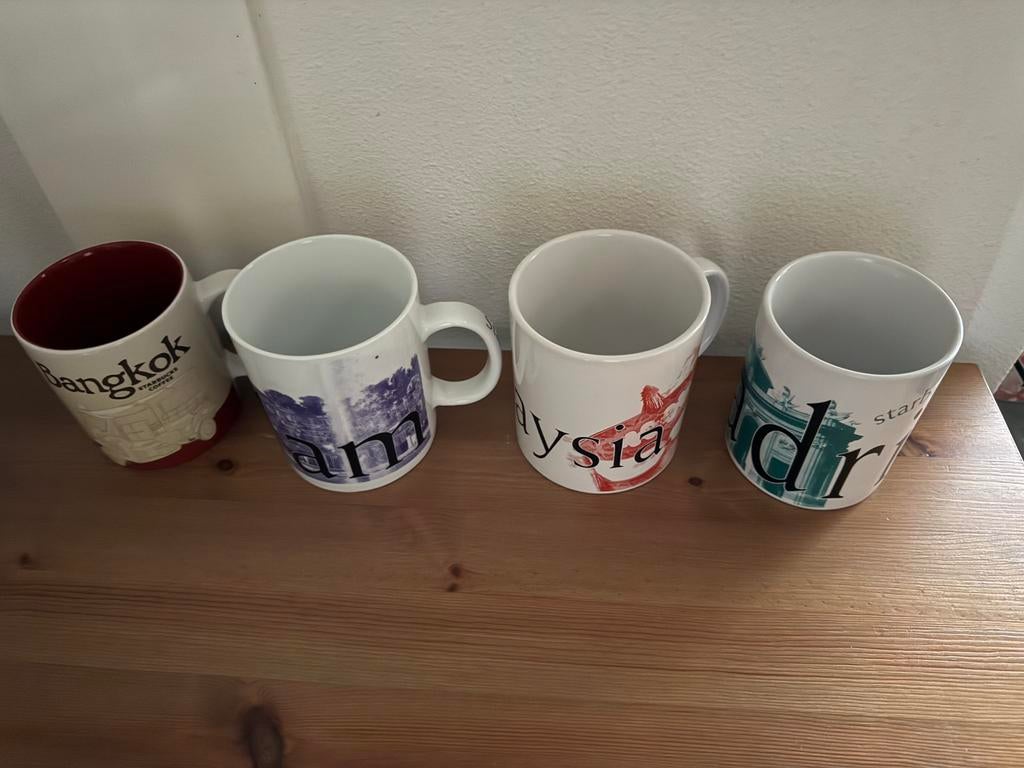 Verzameling Starbucks mokken, Huis en Inrichting, Keuken | Servies, Zo goed als nieuw, Kop(pen) en/of Schotel(s), Overige stijlen