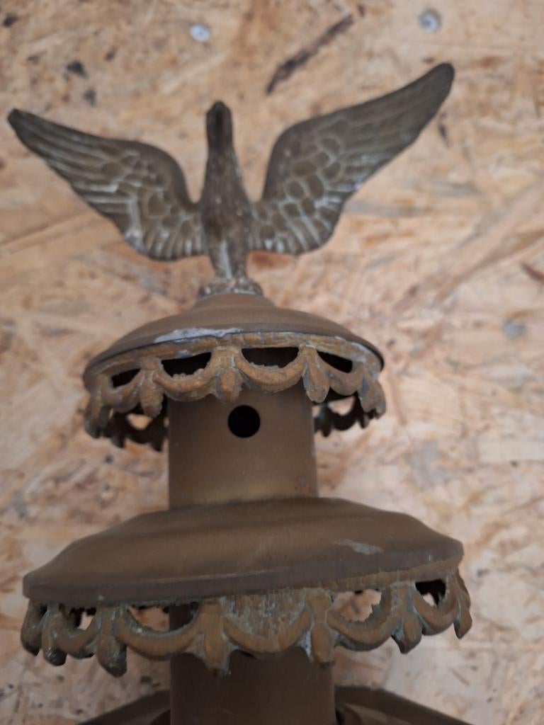 Oude koetslamp met adelaar, Ophalen