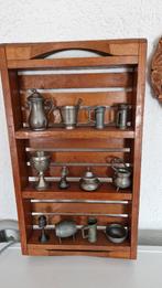 oude houten wanddecoratie met tinnen miniaturen, Ophalen of Verzenden