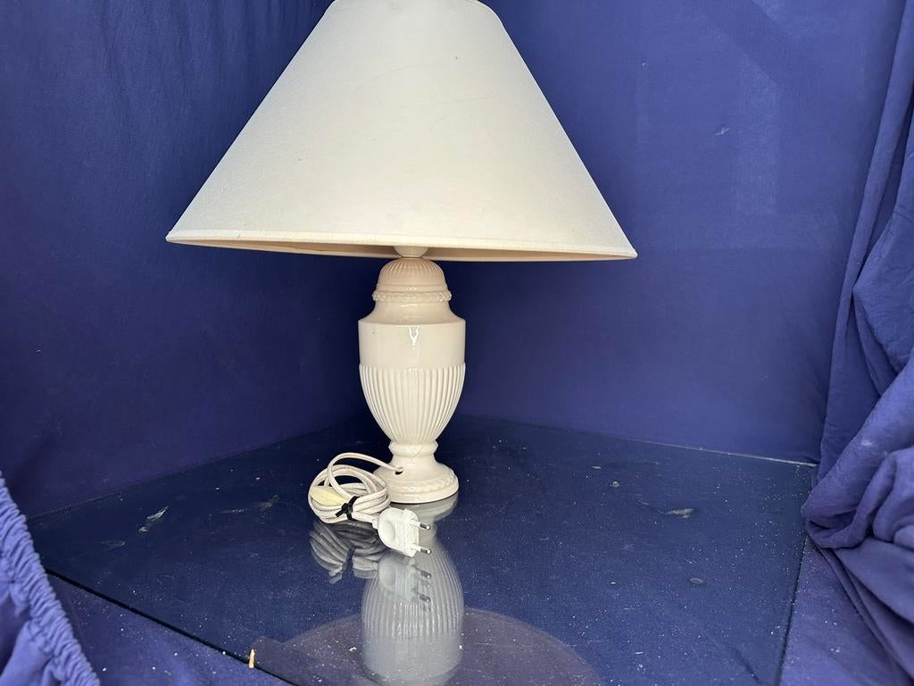 Teee mooie tafellampen met beide een voet van wedgwood, Overige materialen, 50 tot 75 cm, Ophalen of Verzenden, Zo goed als nieuw