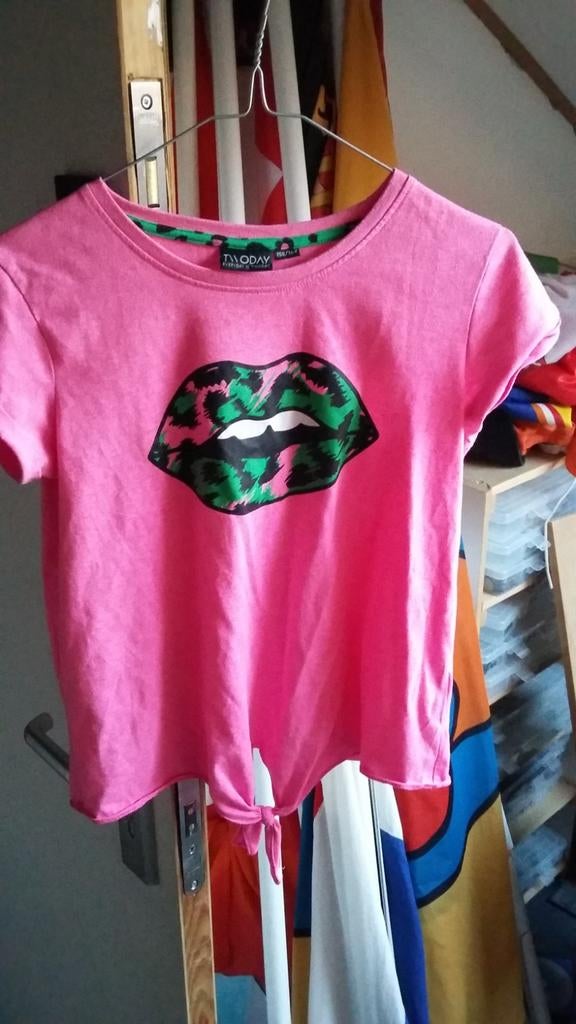 Roze T-shirt met lippenprint maat 158/164, Kinderen en Baby's, Kinderkleding | Maat 158, Meisje, Ophalen of Verzenden, Zo goed als nieuw