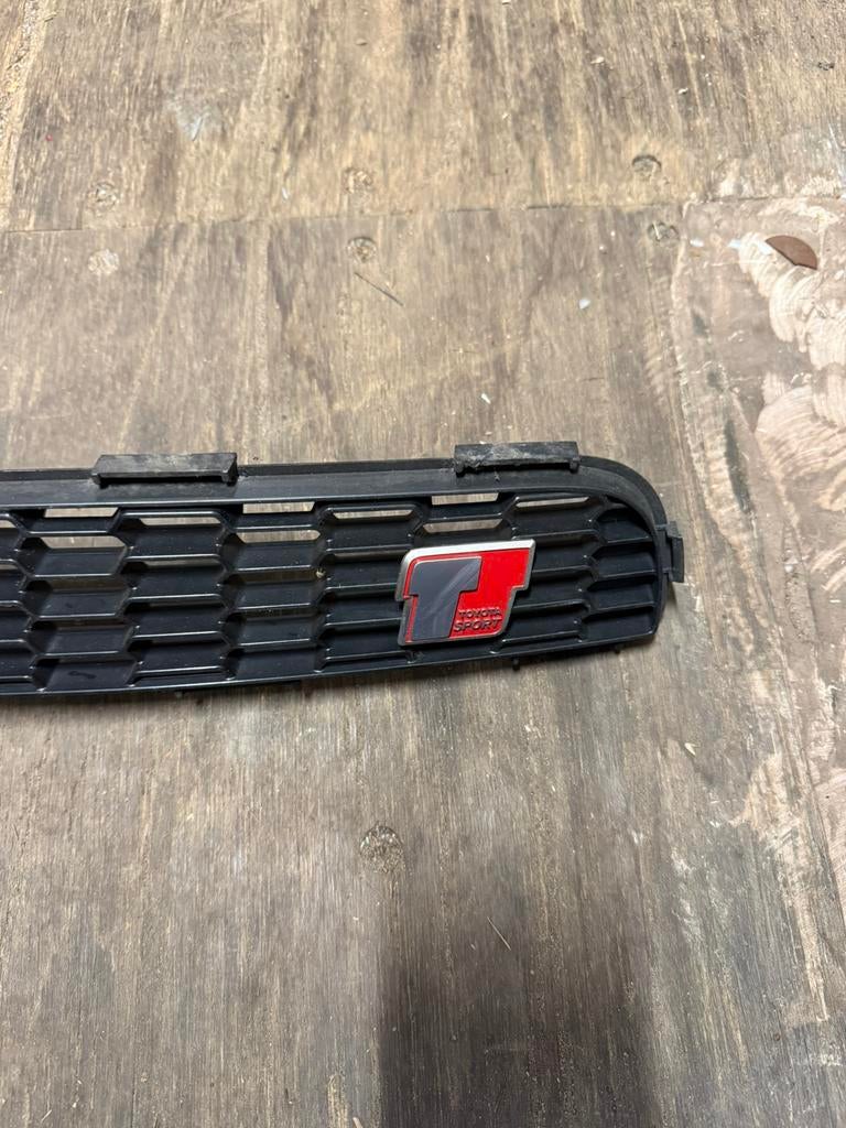Grill met T Sport logo voor een yaris, komt van een 1.8 af, Auto-onderdelen, Carrosserie en Plaatwerk, Gebruikt, Voor, Ophalen of Verzenden